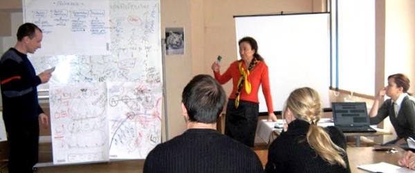 Анна Власова выступает с лекцией, Волынский институт экономики и менеджмента